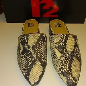 r2 slip on loafers.